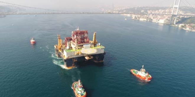 Petrol platformu İstanbul Boğazı'ndan geçiyor