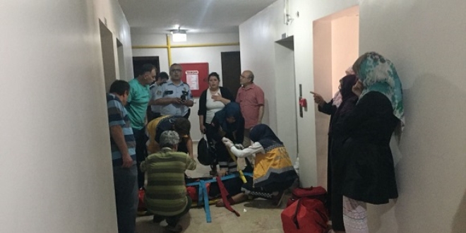 Çocuğunu kurtarmak isterken asansör boşluğuna sıkıştı