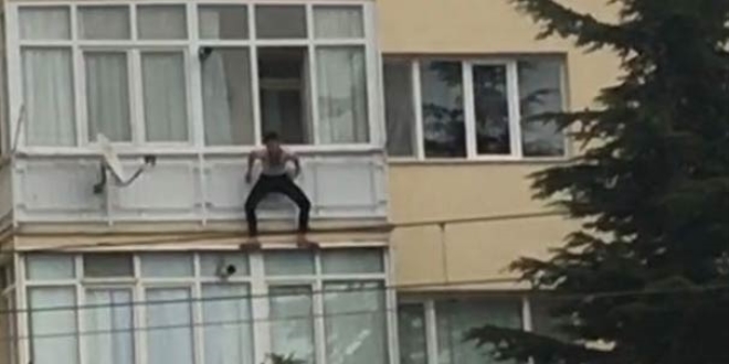 İşten çıkarılan genç 4'üncü kattan atlamak istedi