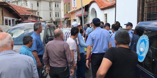 Seyyar satıcı-zabıta tartışmasını polis yatıştırdı