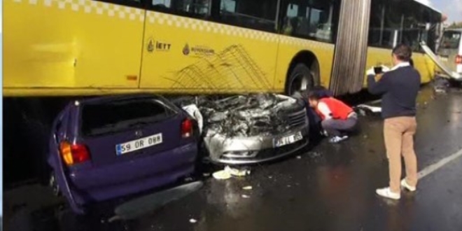 Metrobüsteki şemsiyeli saldırgan hakim karşısında