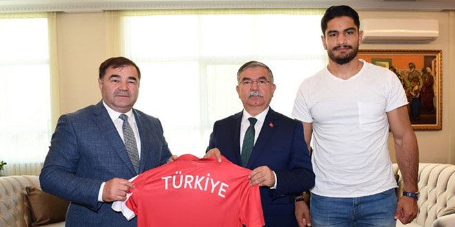 Bakan Yılmaz, milli güreşçi Taha Akgül'ü kabul etti