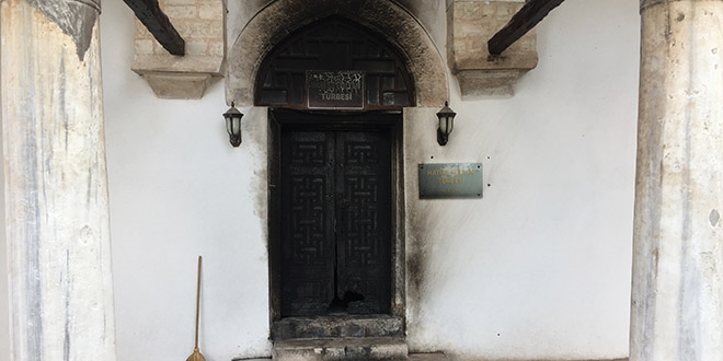 Madde bağımlıları türbenin tarihi kapısını yaktı