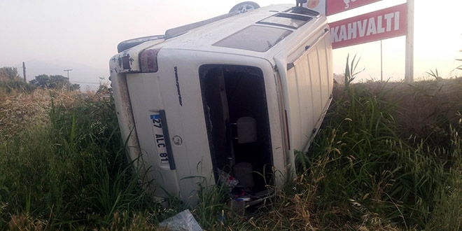 Tarım işçilerini taşıyan minibüs devrildi: 12 yaralı