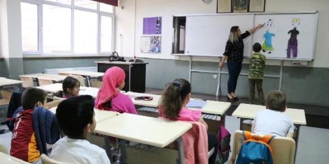 Üniversitelilerden ilköğretim öğrencilerine İngilizce kursu
