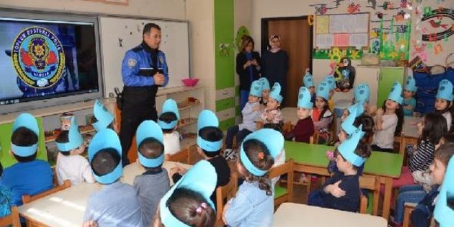 Polislerden ��rencilere g�venli internet semineri