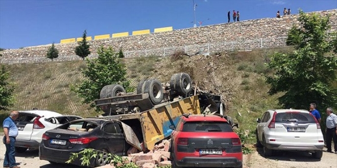 Kamyonet park halindeki araçların üzerine devrildi