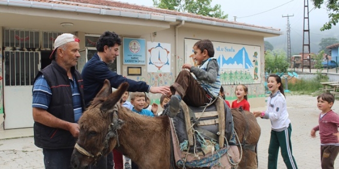 Okula her gün eşekle gidiyor