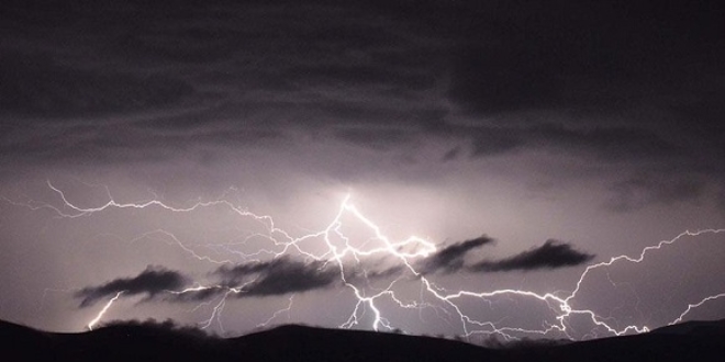 Hayvan otlat�rken y�ld�r�m isabet etti