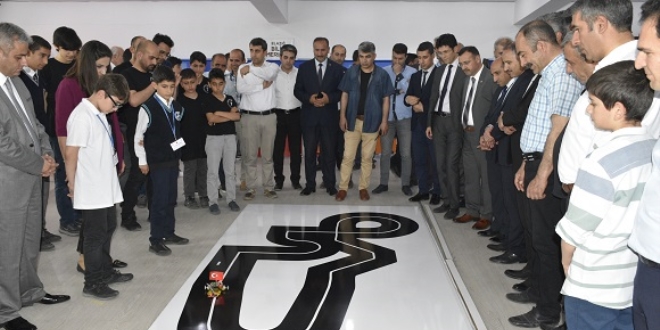 Elaz��'da gen� mucitlerin robotlar� yar��t�r�ld�