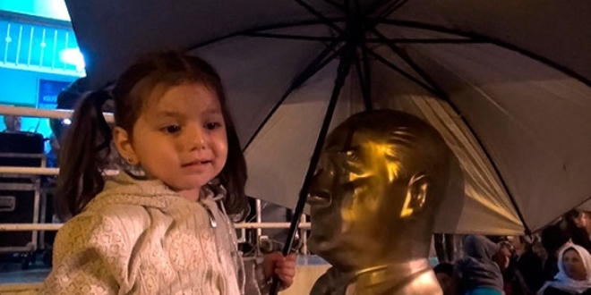 Sa�anakta Atat�rk b�st�ne �emsiye tuttu