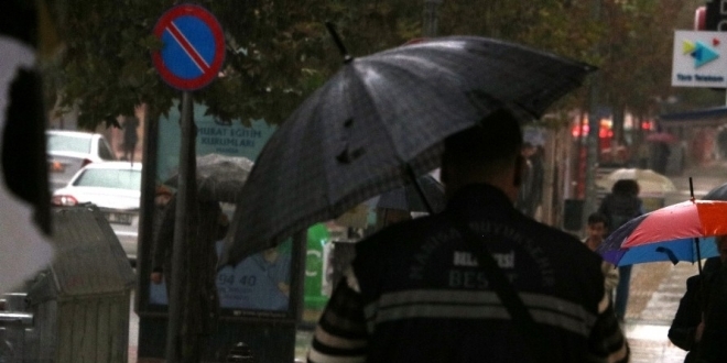 Manisa'da sağanak ve dolu yağışı etkili oldu