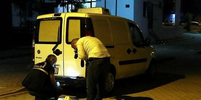 Araca takılan şüpheli cihaz polisi alarma geçirdi