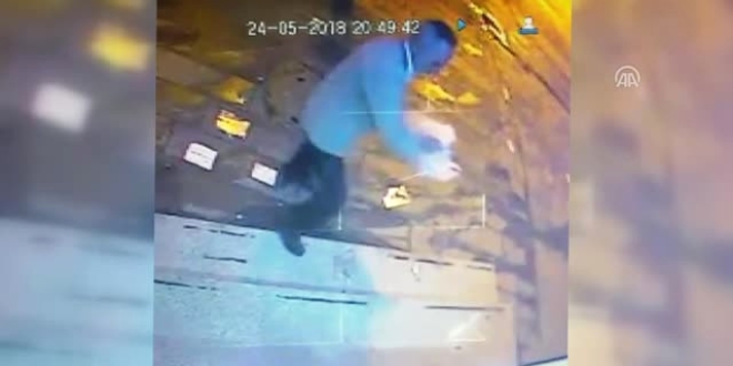 Borcunu �demeye yard�m etmeyen ATM'yi yakt�