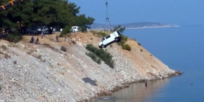 Deniz manzaras� izlemek isterken arac�yla denize d��t�