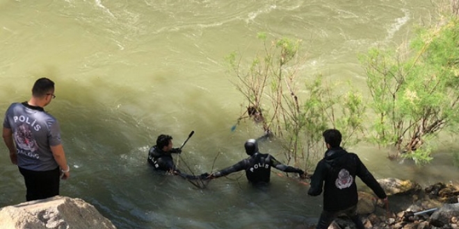 30 ki�ilik ekip her yerde onu ar�yor