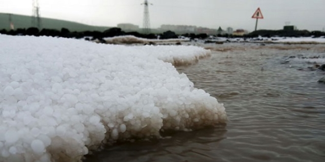 Ardahan'da şiddetli yağmur ve dolu taşkınlara neden oldu