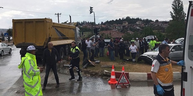 Yemin törenine giden aile kaza yaptı: 1'i çocuk 5 yaralı