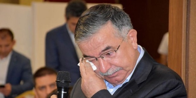 Bakan İsmet Yılmaz gözyaşlarını tutamadı