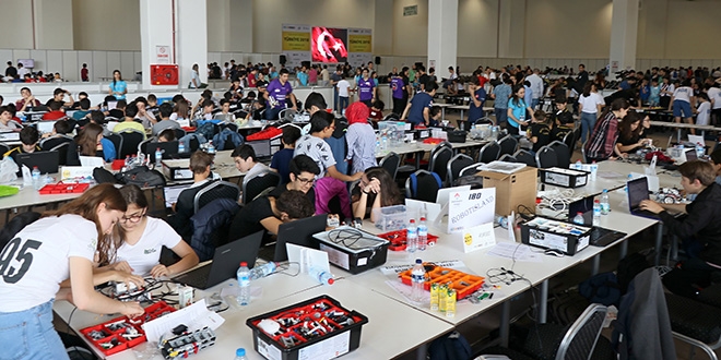 Gençler açlık sorununa karşı robot tasarladı