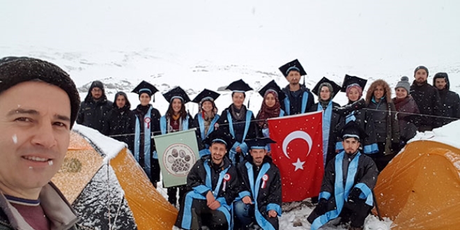Karla kaplı Kaçkar Dağı'nda mezuniyet töreni