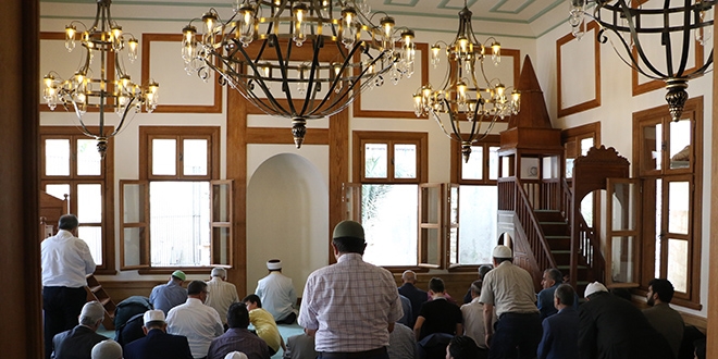 273 y�ll�k Cami ibadete a��ld�