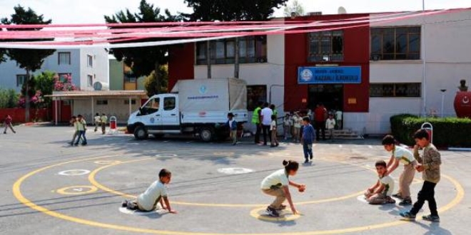 Okullar, geleneksel �ocuk oyunlar�yla �enleniyor