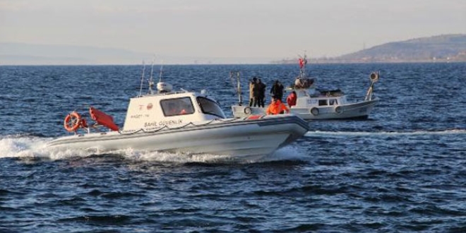 Ayvalık'ta balıkçı teknesi battı: 4 kişi kayıp