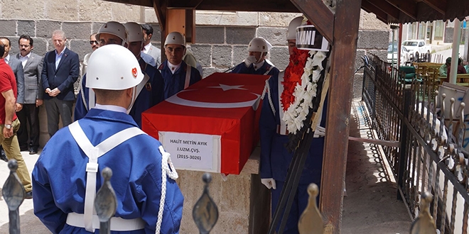 Van'da hayat�n� kaybeden uzman �avu� topra�a verildi