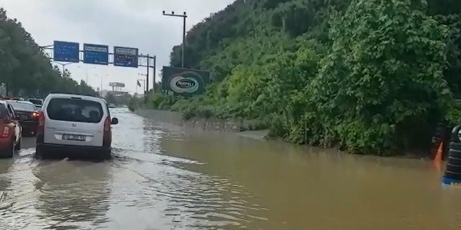Bursa-İstanbul Karayolunu sel bastı