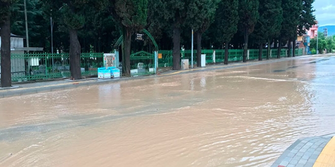 Yalova ve Kocaeli'de sağanak! Caddeler göle döndü