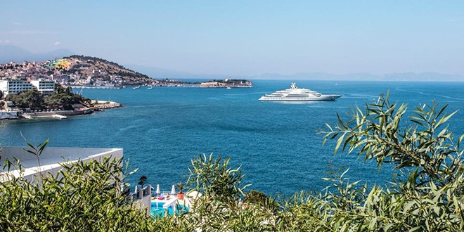 Rus �elik kral�n�n y�zen saray� Ku�adas�'nda