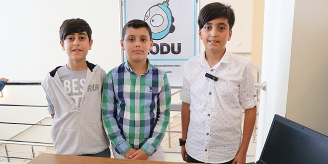 Öğrenciler kodladıkları oyunları oynuyor