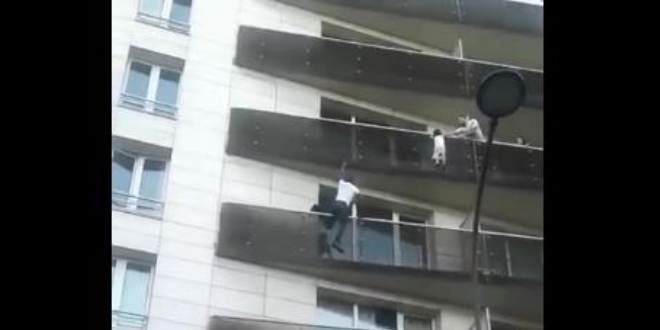 Fransa'da balkondan sarkan çocuğu kurtaran göçmene vatandaşlık verilecek