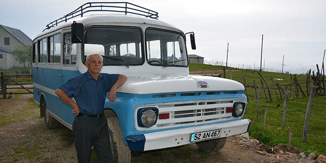 1962 model otobsne gz gibi bakyor