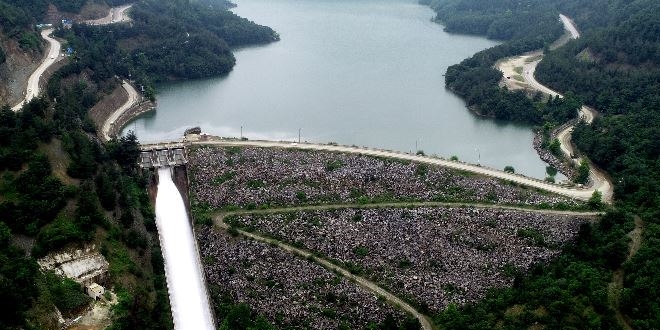 Barajlar taşma noktasına geldi kapakları açıldı