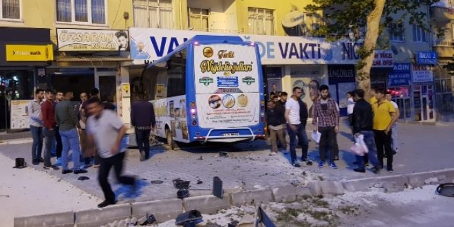 Halk otobüsü parti seçim bürosuna daldı: 2 yaralı