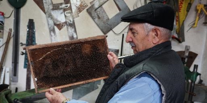 Ar�lar petek �zerine 'Allah' yazd�