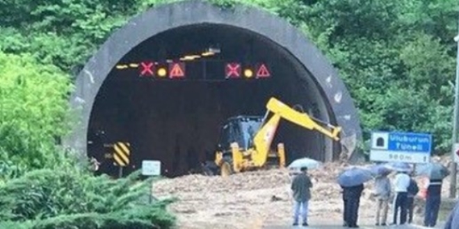 Heyelan Karadeniz Sahil Yolu'nu kapatt�
