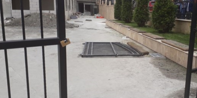 Demir kapının altında kalan çocuk hayatını kaybetti
