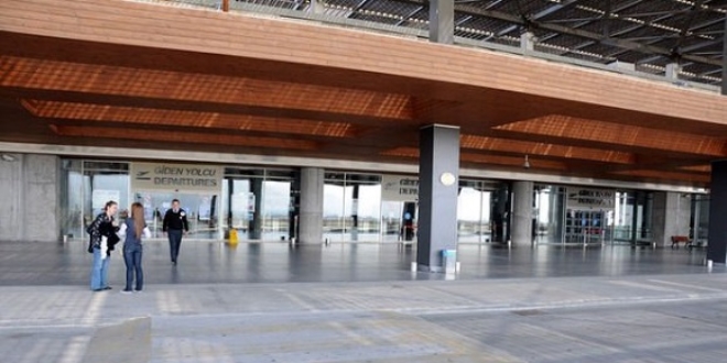 �ngiliz yolcu, Dalaman Havaliman�'nda intihar etti