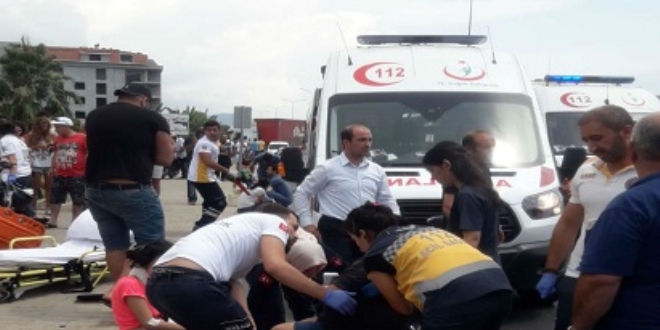 Alanya'da midibüs ile kamyon çarpıştı: 15 yaralı