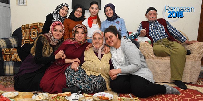 Öğrenciler, yaşlıların iftar sofralarını şenlendiriyorlar