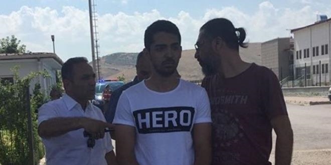 'Hero' yazl T-Shirt giyen renciye beraat