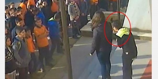 Kadın öğretmen, erkek öğrencinin saçına toka takıp teşhir etti