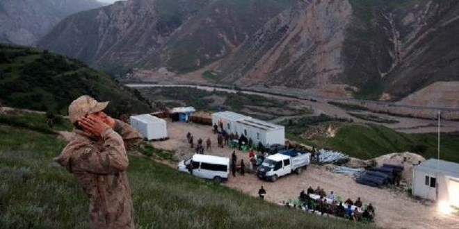 Vali Toprak, üs bölgesinde Mehmetçik ile iftar yaptı