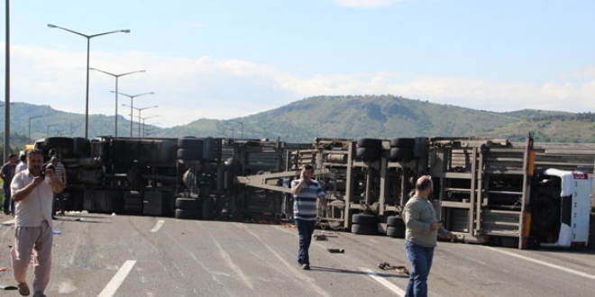 Başkent'te sıfır araç taşıyan TIR devrildi! Hepsi hurdaya döndü