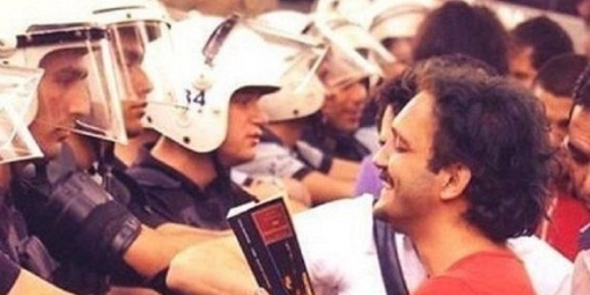 Melih Gkek, 'Gezi'nin kitap okuyan adam'na tazminat deyecek