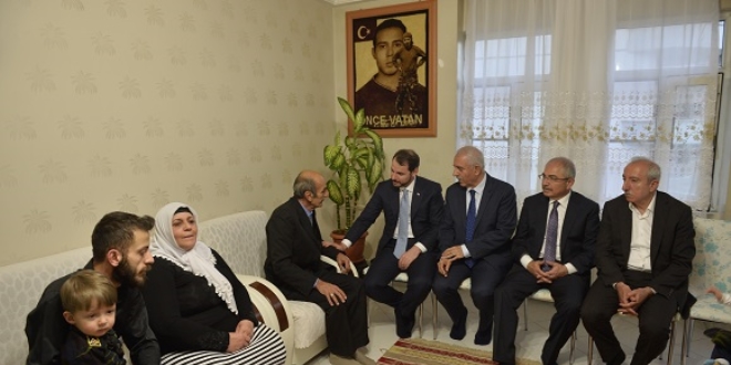 Bakan Albayrak, Mardin'de şehit ailesini ziyaret etti