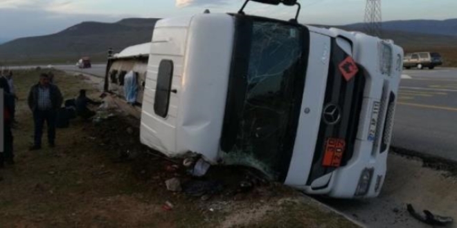 Yüksekova'da kamyon devrildi: 1 ölü, 2 yaralı